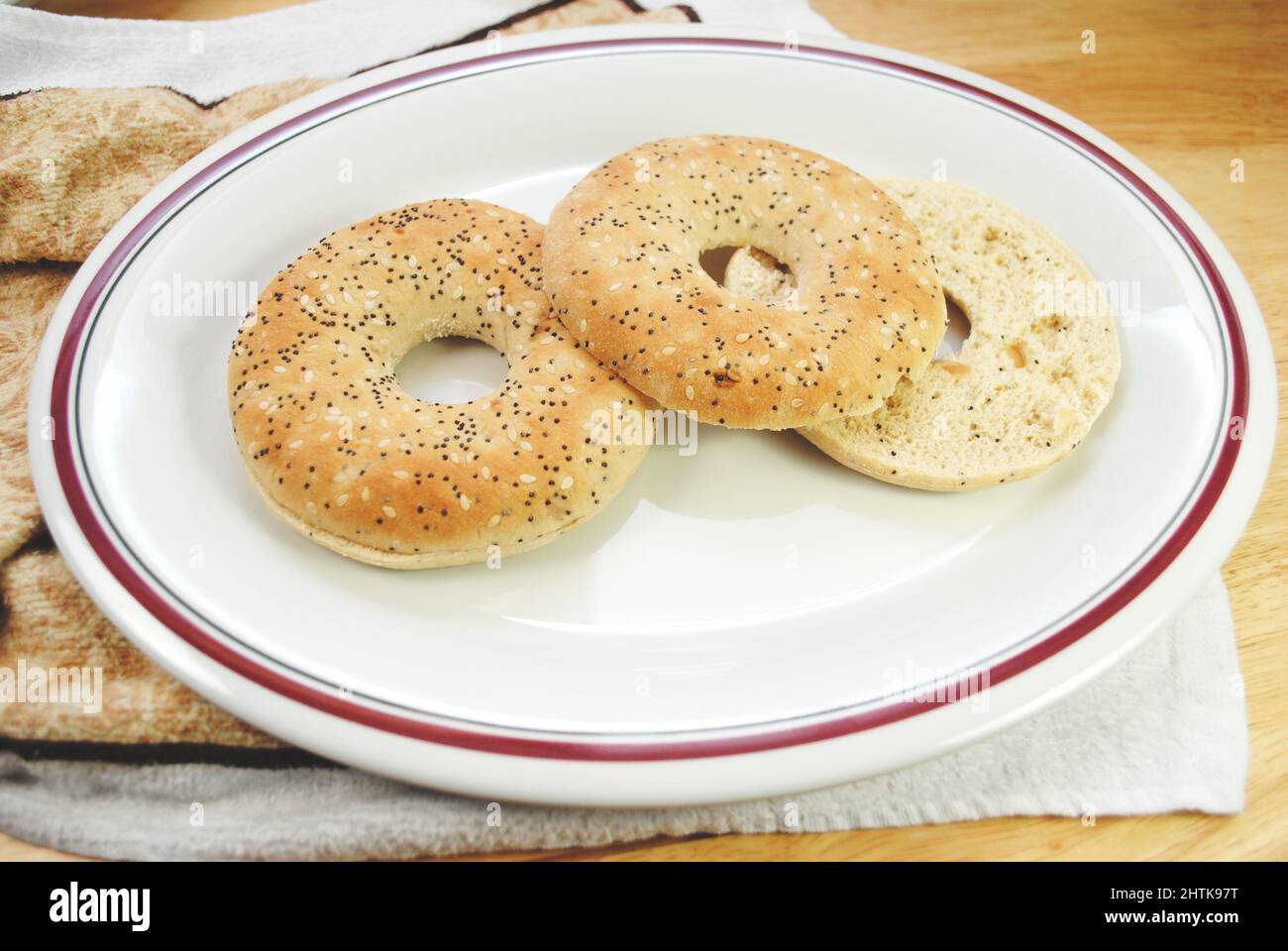 Dünne Bagels, isoliert auf einem weißen Teller Stockfoto