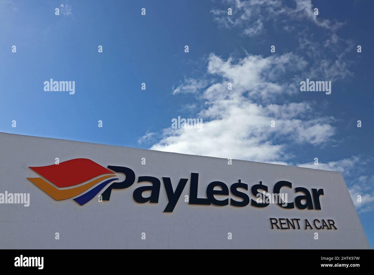 Sign over Payless Car Rental Office, Rubicon Marina, Playa Blanca, Spanien Stockfoto