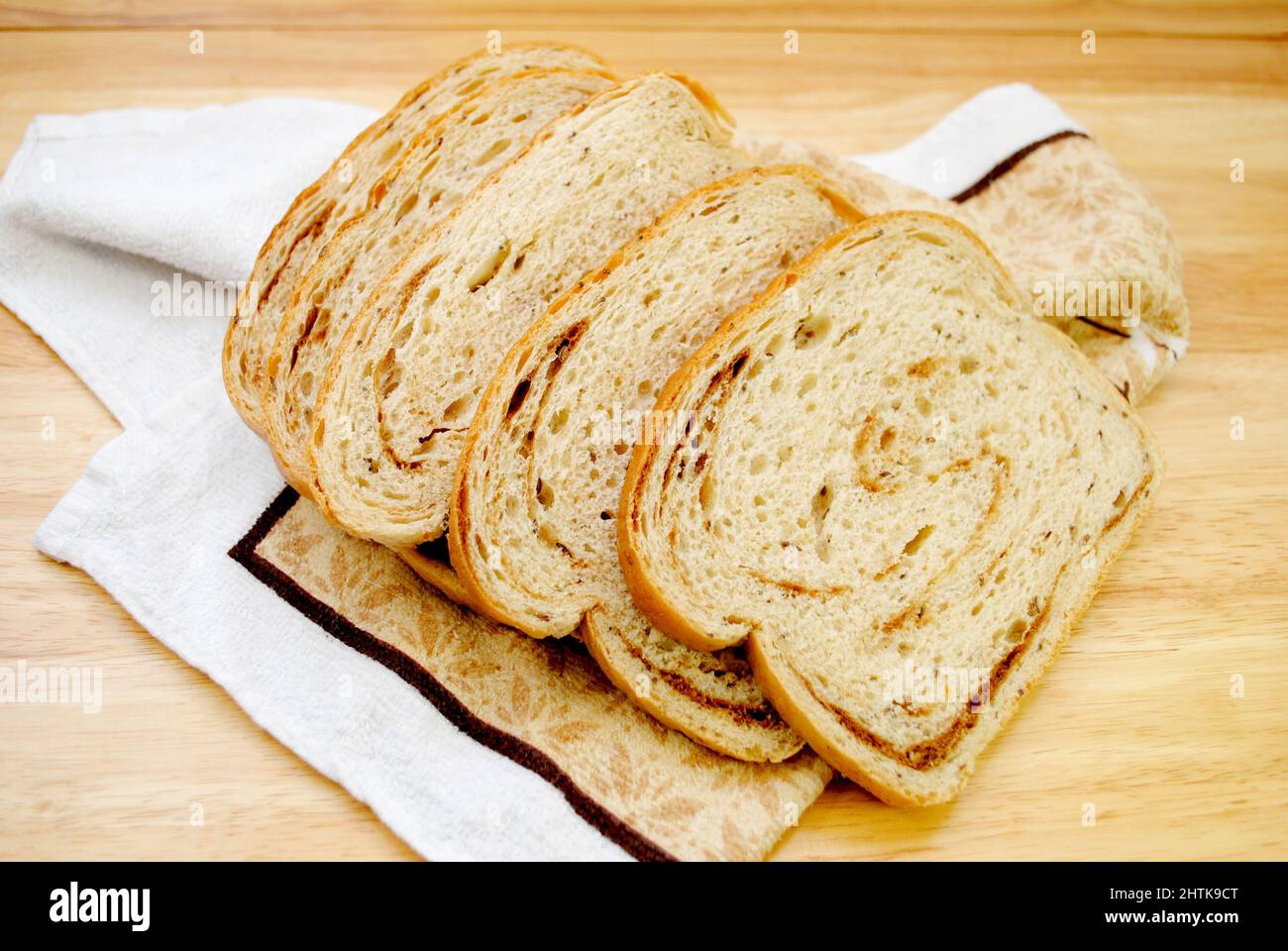 Roggen & Pumpernickel Wirbelte Brotscheiben Stockfoto