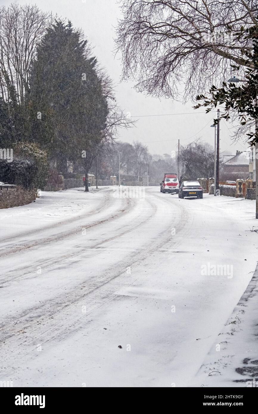 Schnee fällt am 1. März 2018 auf einer verlassenen Straße in Weston-super-Mare, Großbritannien, während des Unwetters, der als „das Biest aus dem Osten“ bezeichnet wird. Stockfoto