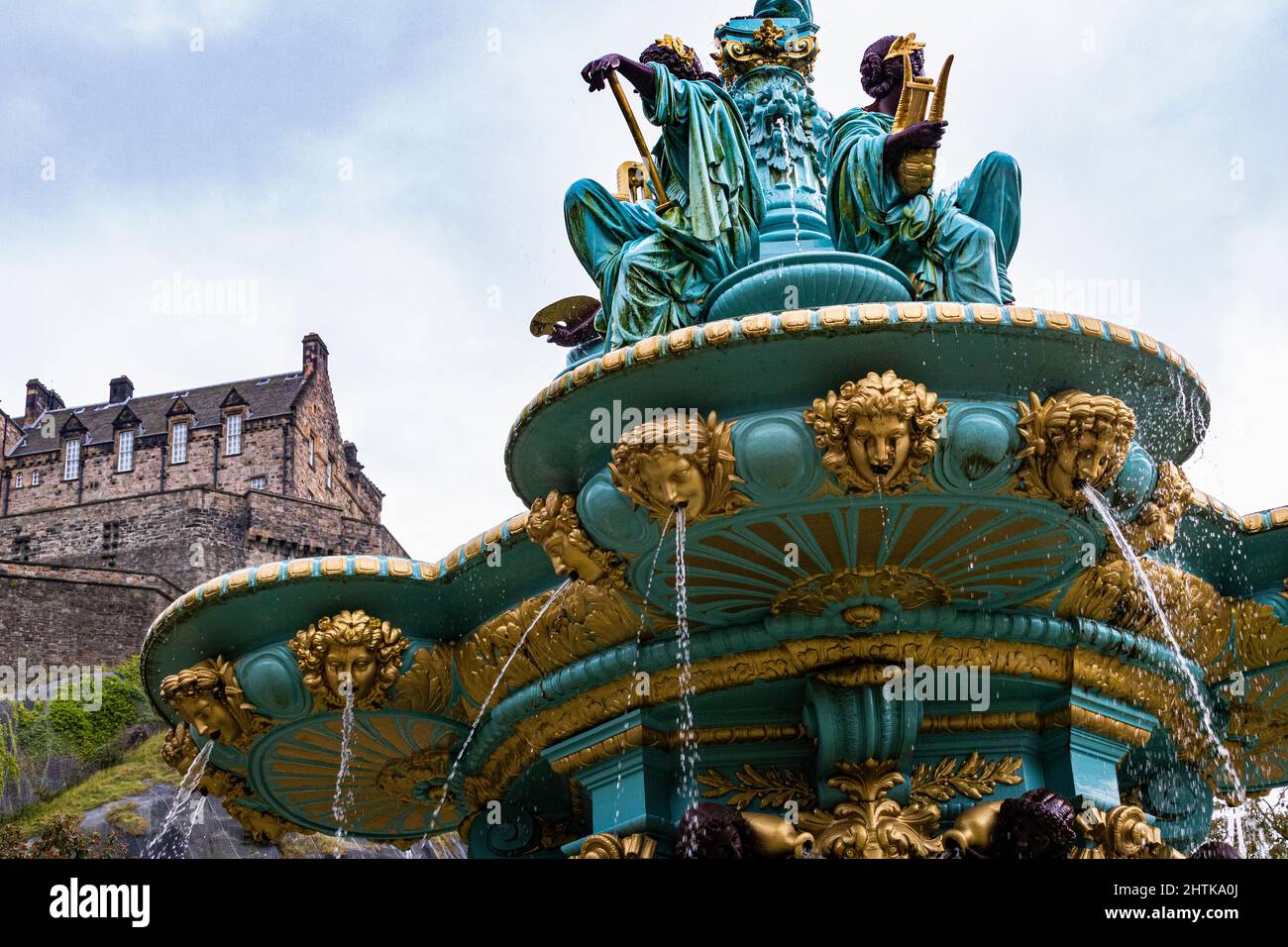Detail des restaurierten Ross Fountain in den West Princes Street Gardens, Edinburgh, mit Edinburgh Castle im Hintergrund Stockfoto Detail des restaurierten Ross Fountain in den West Princes Street Gardens, Edinburgh, mit Edinburgh Castle im Hintergrund Stockfoto