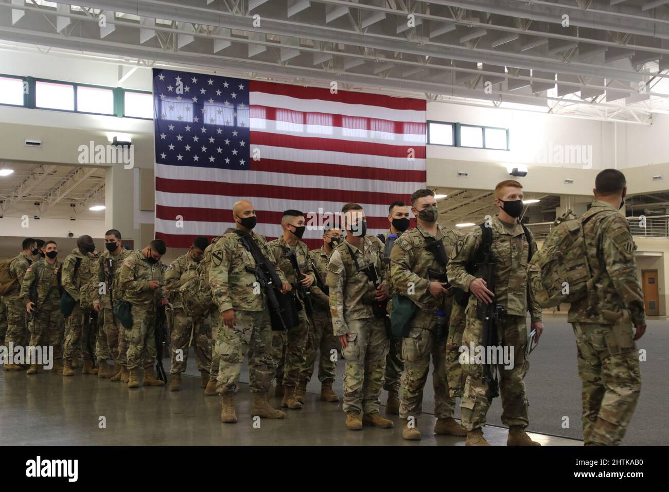 Savannah, Usa. 27.. Februar 2022. Soldaten der US-Armee, die dem Kampfteam der Panzerbrigade 1., der Infanterie-Division 3., zugewiesen wurden, stellen sich an Bord eines Zivilflugzeugs für den Einsatz in NATO-Ländern vom Hunter Army Airfield, 27. Februar 2022 in Savannah, Georgia, an. Die Soldaten enteignen sich nach Osteuropa, um NATO-Verbündete zu unterstützen und die russische Aggression gegenüber der Ukraine abzuschrecken. Kredit: Capt. John D. Howard Jr/U. S Army/Alamy Live Nachrichten Stockfoto