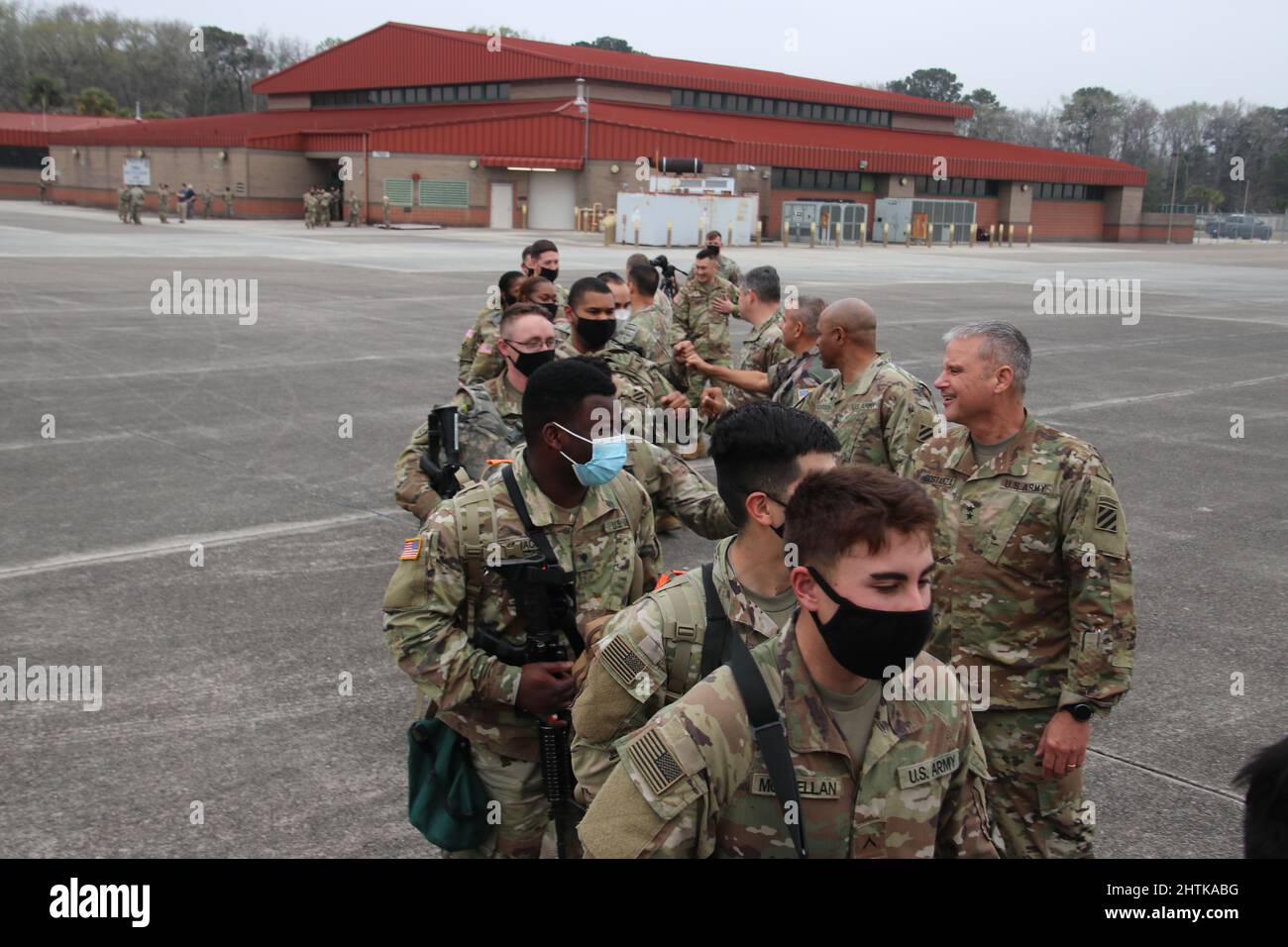 Savannah, Usa. 27.. Februar 2022. Soldaten der US-Armee, die dem Kampfteam der Panzerbrigade 1., der Infanterie-Division 3., zugewiesen wurden, werden von befehlshabenden Offizieren mit der Faust gestoßen, während sie vom Hunter Army Airfield, 27. Februar 2022 in Savannah, Georgia, ein ziviles Flugzeug für den Einsatz in NATO-Ländern besteigen. Die Soldaten enteignen sich nach Osteuropa, um NATO-Verbündete zu unterstützen und die russische Aggression gegenüber der Ukraine abzuschrecken. Kredit: Capt. John D. Howard Jr/U. S Army/Alamy Live Nachrichten Stockfoto