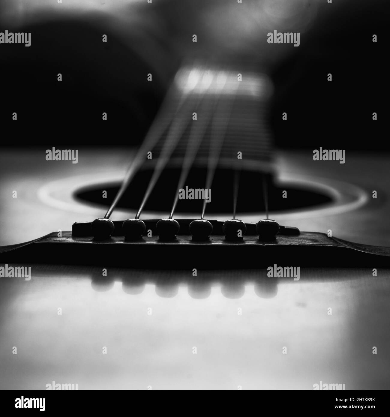 Graustufen-Makroaufnahme einer Gitarre Stockfoto