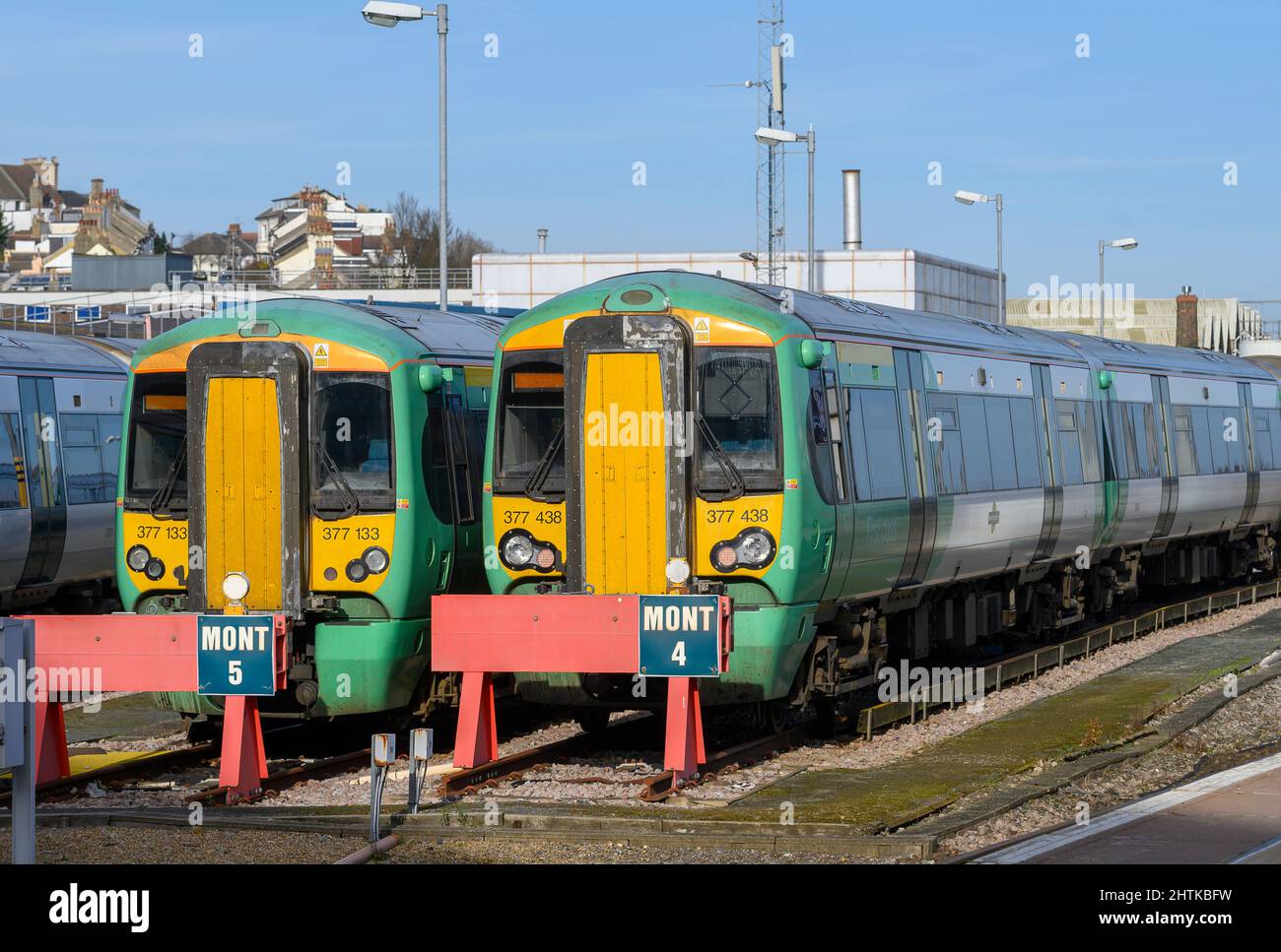 Die britische Bahnklasse 377 fährt in südlicher Lackierung und wartet vor dem Bahnhof Brighton, England. Stockfoto