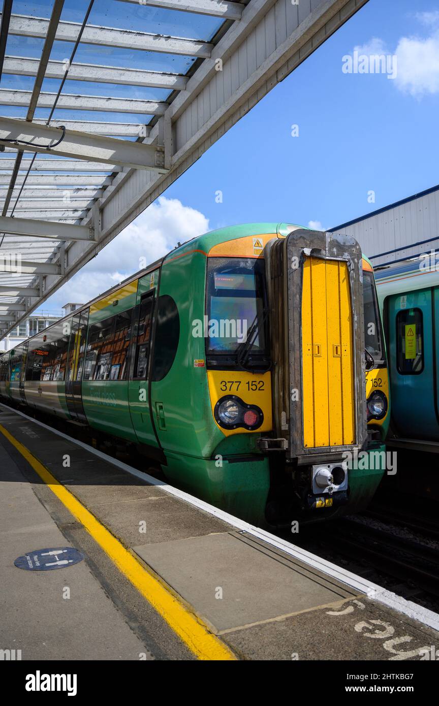 Südzug wartet am Bahnhof Three Bridges, England. Stockfoto