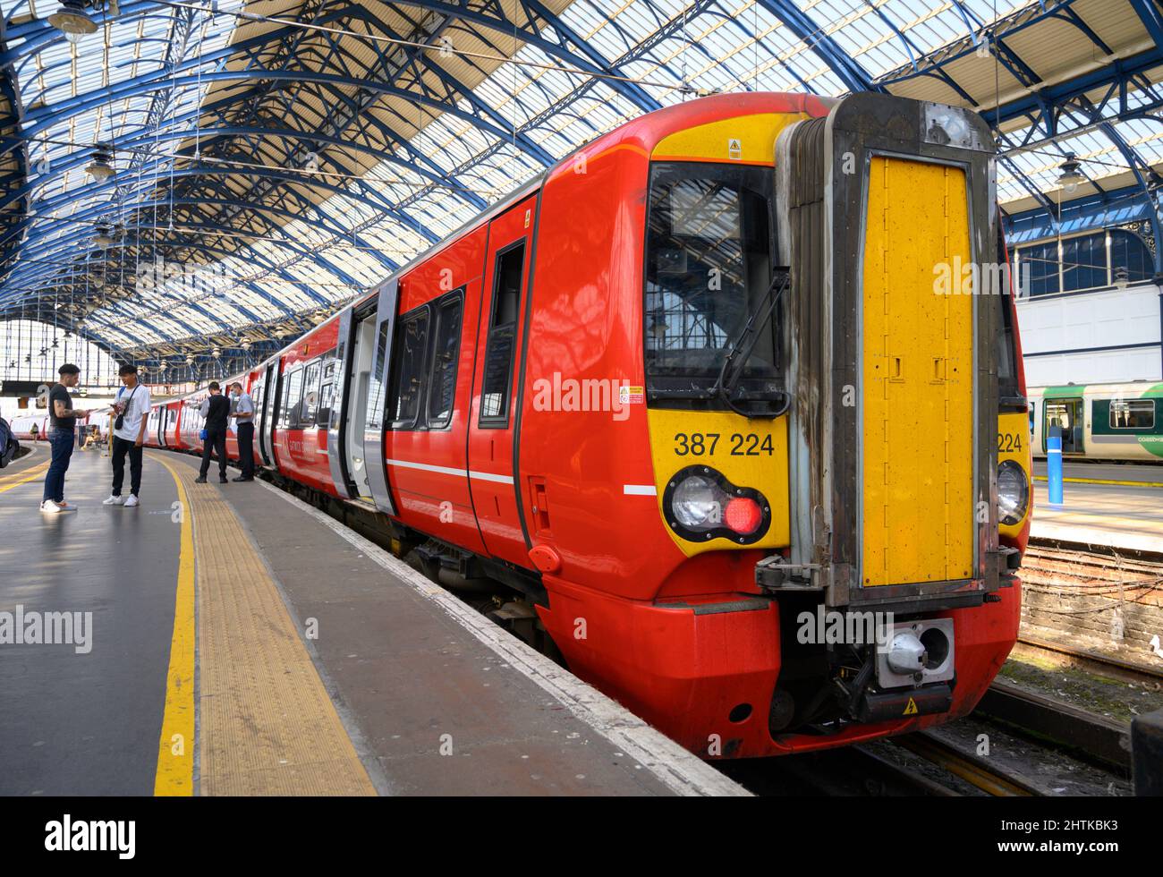 Der Gatwick Express wartet am Bahnhof Brighton, England. Stockfoto