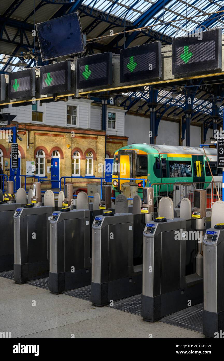 Schranken am Bahnhof Brighton, England. Stockfoto