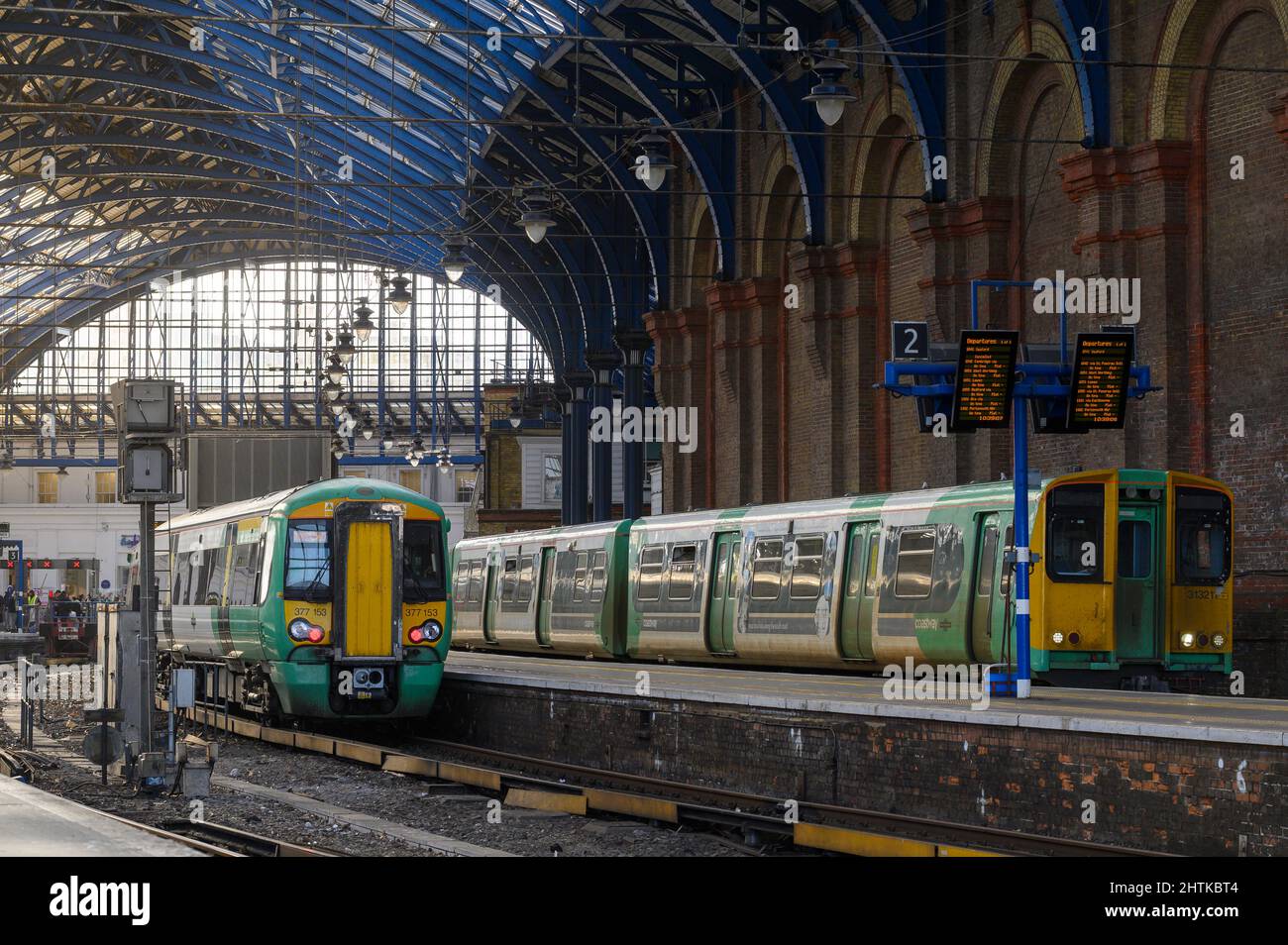 Personenzüge in südlicher Lackierung warten auf Bahnsteigen, Brighton Railway Station, England. Stockfoto