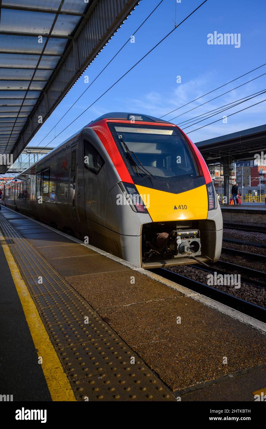 Greater Anglia Passagierzug wartet auf einem Bahnsteig am Bahnhof Cambridge, England. Stockfoto