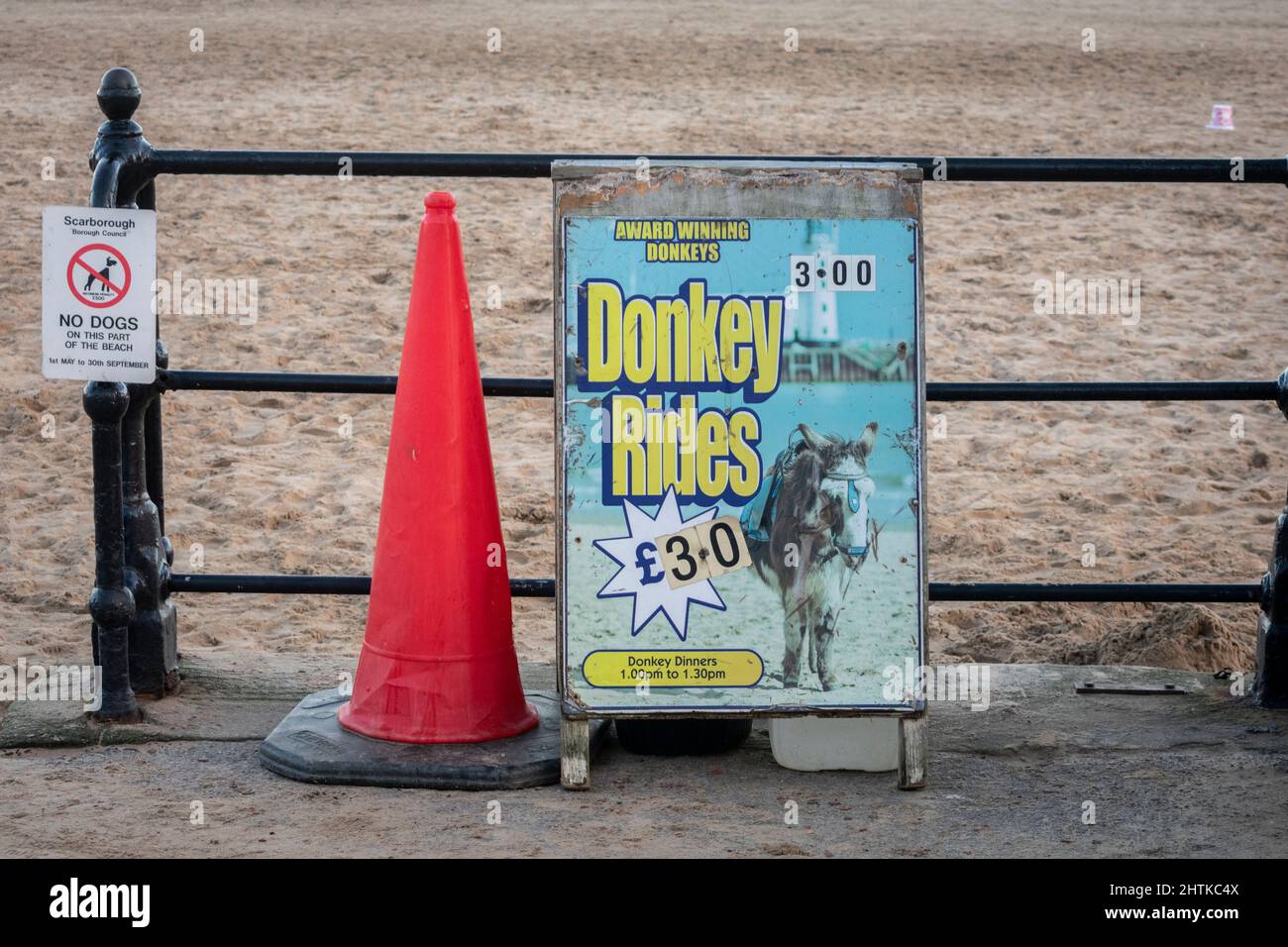 Schild mit Werbung Donkey Rides, Scarborough, North Yorkshire, UK Stockfoto