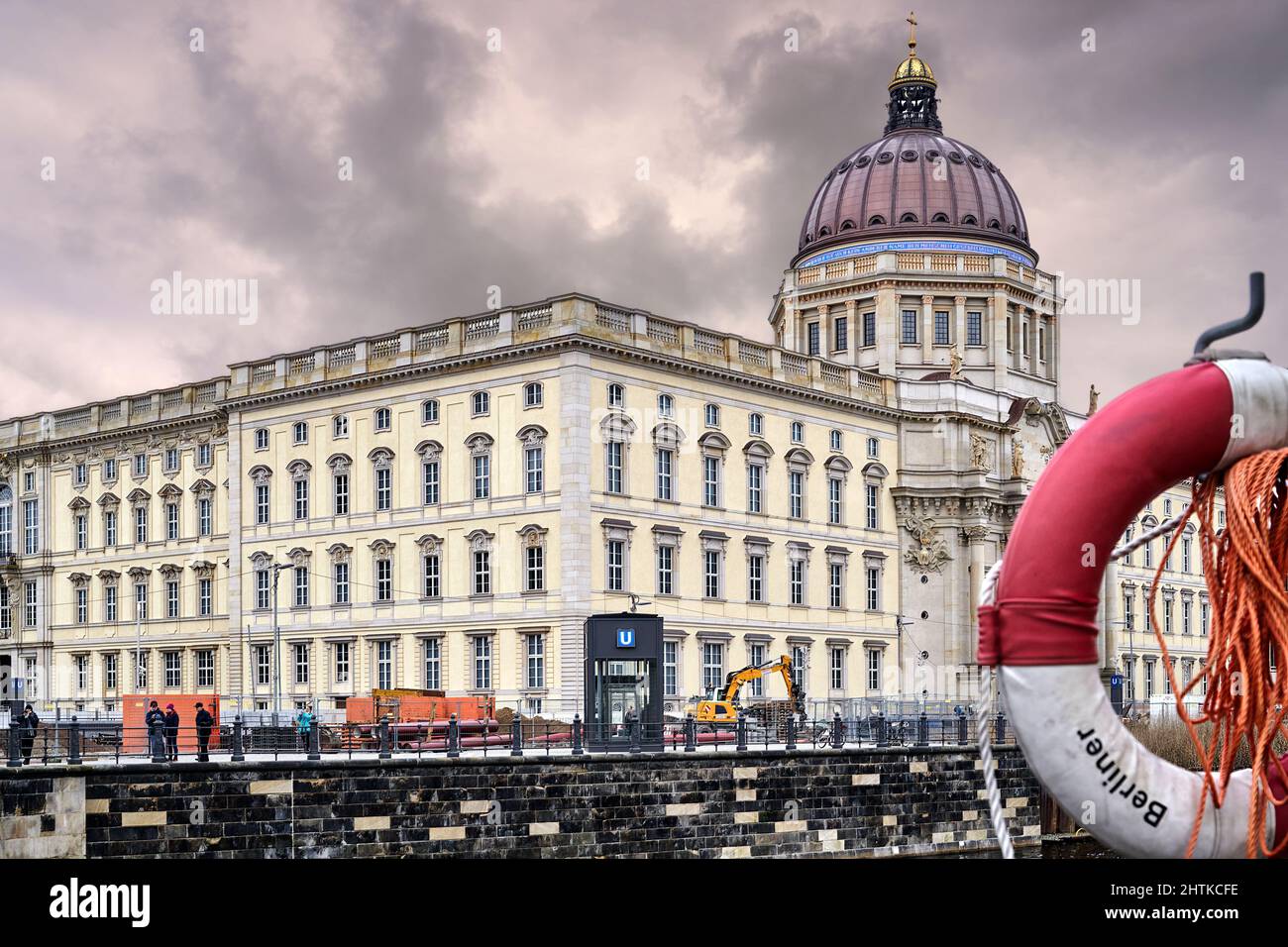 Berlin, 26. Februar 2022: Neu erbautes Berliner Stadtpalais mit kopierter historischer Fassade an der Spree mit Lebensretter in der Stirn Stockfoto