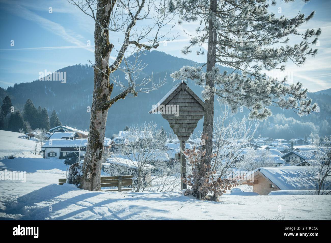 Verschneite Landschaft in den Alpen an einem sonnigen Wintermorgen, entsättigte Farben Stockfoto