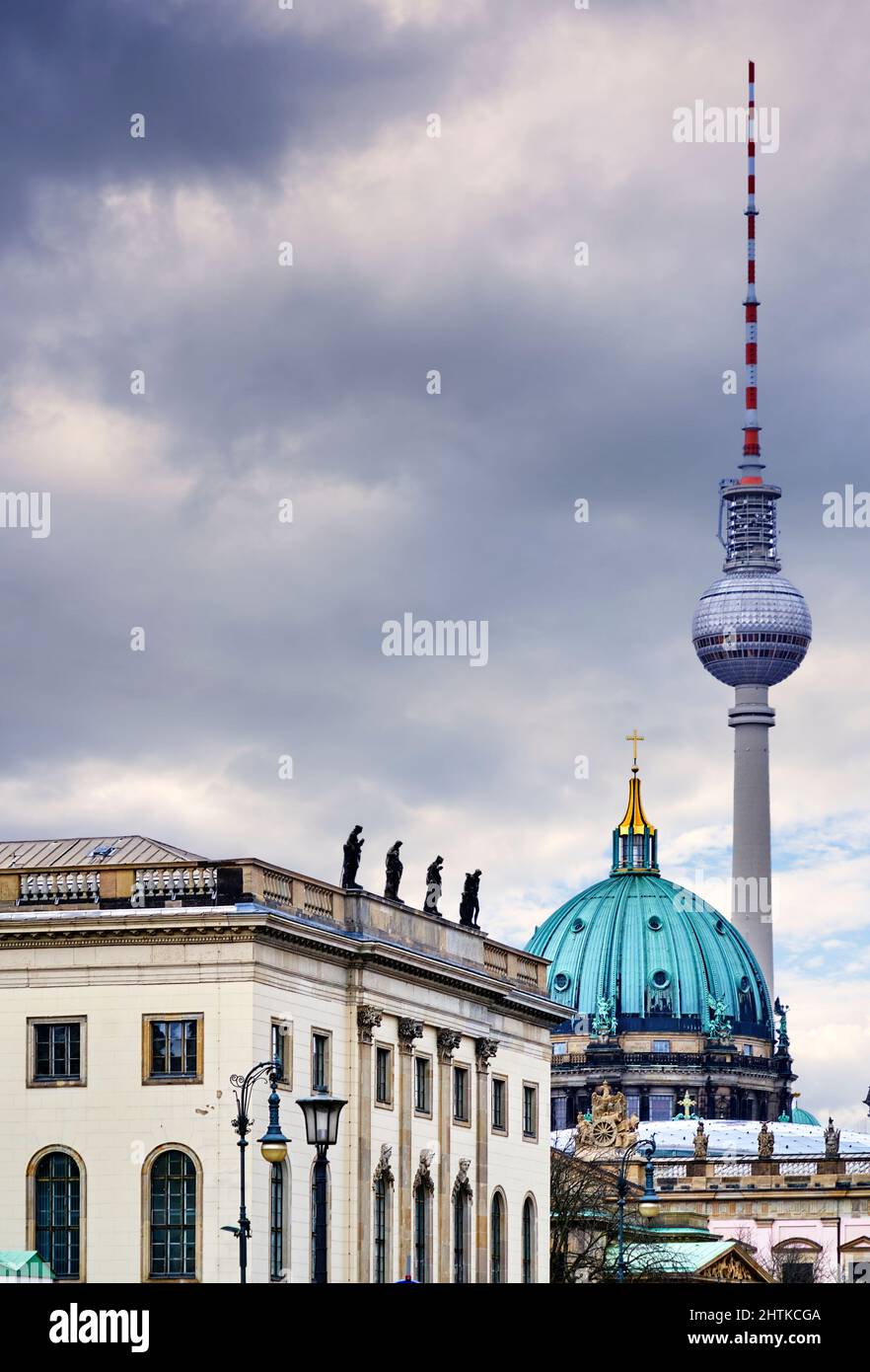 Berlin, Deutschland, 26. Februar 2022: Fernsehturm, Berliner Dom und historisches Deutsches Museum einer hinter dem anderen vor einem grauen Himmel mit viel Stockfoto