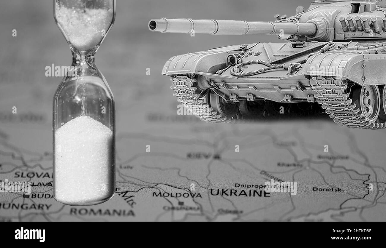 Schwarz-weiße geografische Karte von europa und der ukraine, Sanduhr und ein Panzer im Vordergrund Stockfoto