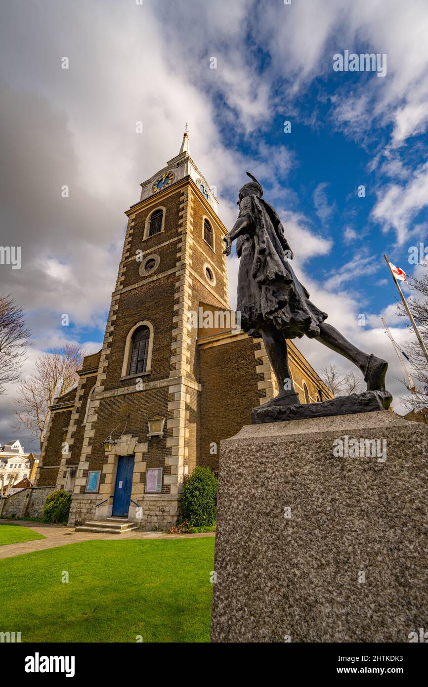 St. Georges Kirche und die Statue von Pocahontas in Gravesend Kent Stockfoto