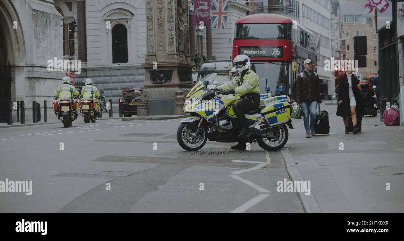 London, Großbritannien - 11 20 2021: Metropolitan-Polizisten auf Motorrädern auf Strand in der Nähe des Royal Courts of Justice, für einen beleidigenden britischen Protest. Stockfoto