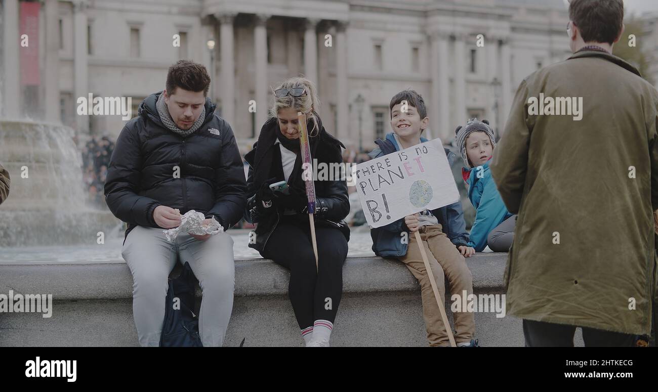 London, Großbritannien - 11 06 2021: Ein Kinderprotegter hält am Trafalgar Square ein Zeichen für den Klimawandel am COP26. ‘Global Day of Action for Climate Justice“. Stockfoto