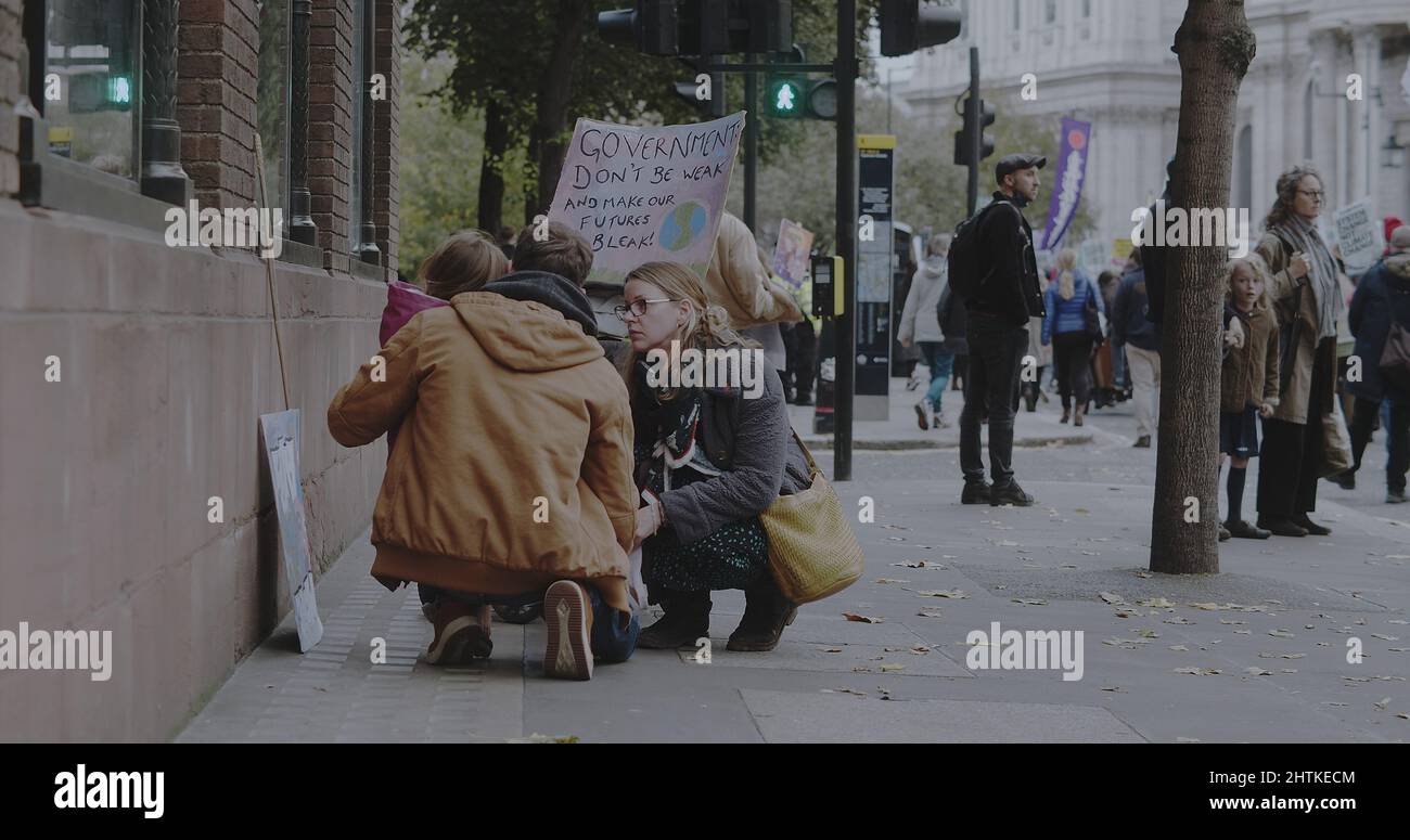 London, Großbritannien - 11 06 2021: Eine junge aktivistische Familie hielt COP26 auf der Straße zwischen der Bank of England und dem Trafalgar Square an. Stockfoto