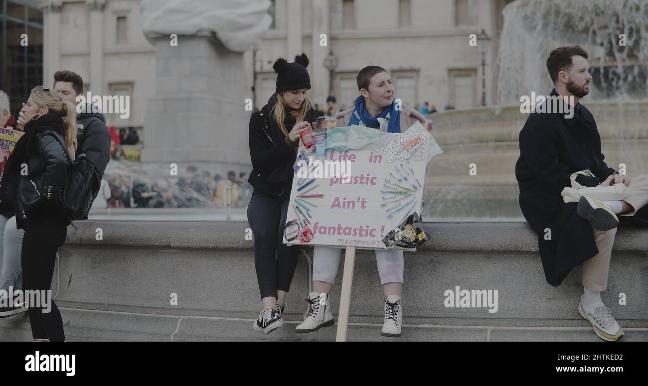 London, Großbritannien - 11 06 2021: Eine Aktivistin sitzt mit einem Schild am Trafalgar Square in London für den ‘Global Day of Action for Climate Justice’ COP26. Stockfoto