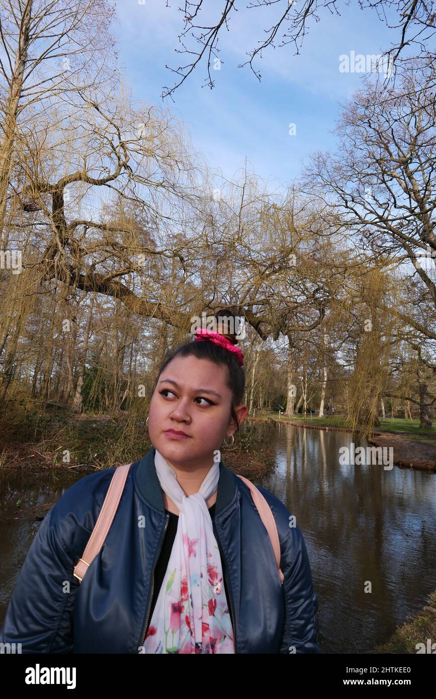 Die Landschaft des Bushy Parks ist ein Flickenteppich englischer Geschichte, die sich über ein Jahrtausend erstreckt: Sie können die Überreste mittelalterlicher Landwirtschaftssysteme, das Erbe eines Tudor-Wildparks, Wassergärten aus dem 17.. Jahrhundert und dekorative Elemente sehen, die den Höhepunkt des neoklassizistischen Geschmacks darstellen, sowie Spuren von Militärlagern, die in den Weltkriegen eine bemerkenswerte Rolle spielten. Stockfoto