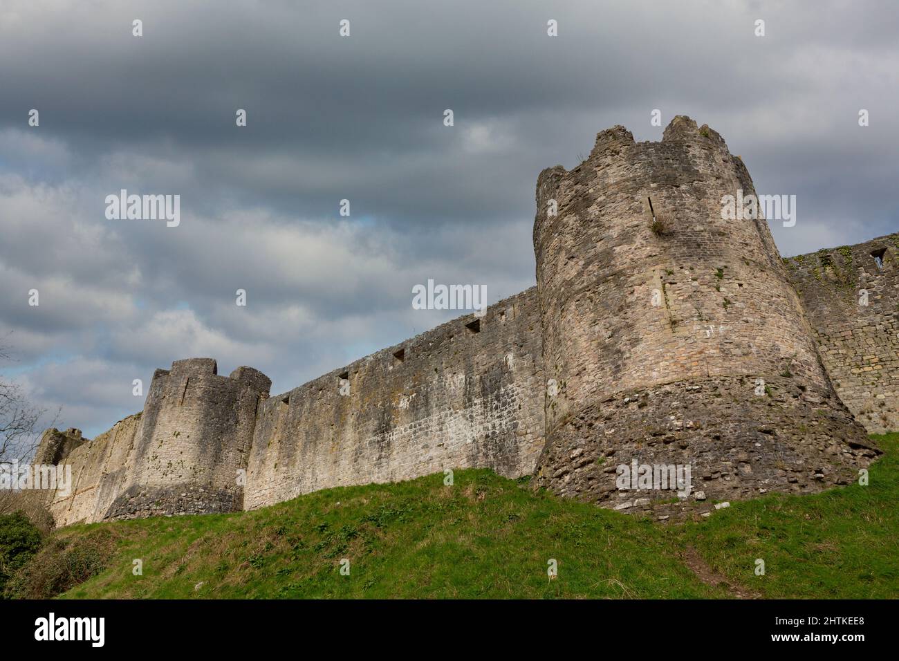 Außenmauer von Chepstow Castle in Monmouth Wales ist es das älteste erhaltene poströmische Steinfort in Großbritannien Stockfoto