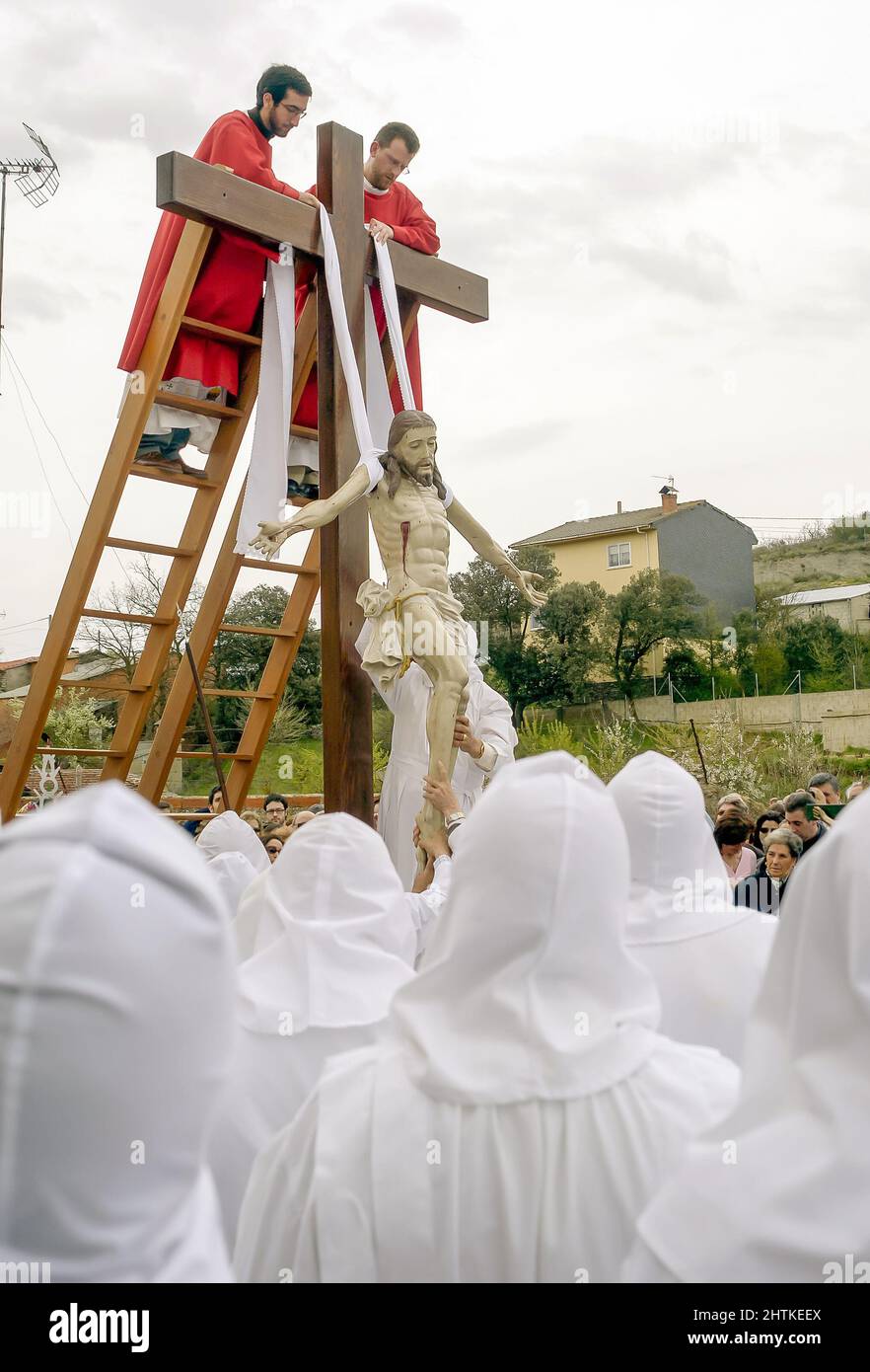 Karwoche in Zamora, Spanien. Prozession der Heiligen Beerdigung von Bercianos de Aliste Stockfoto