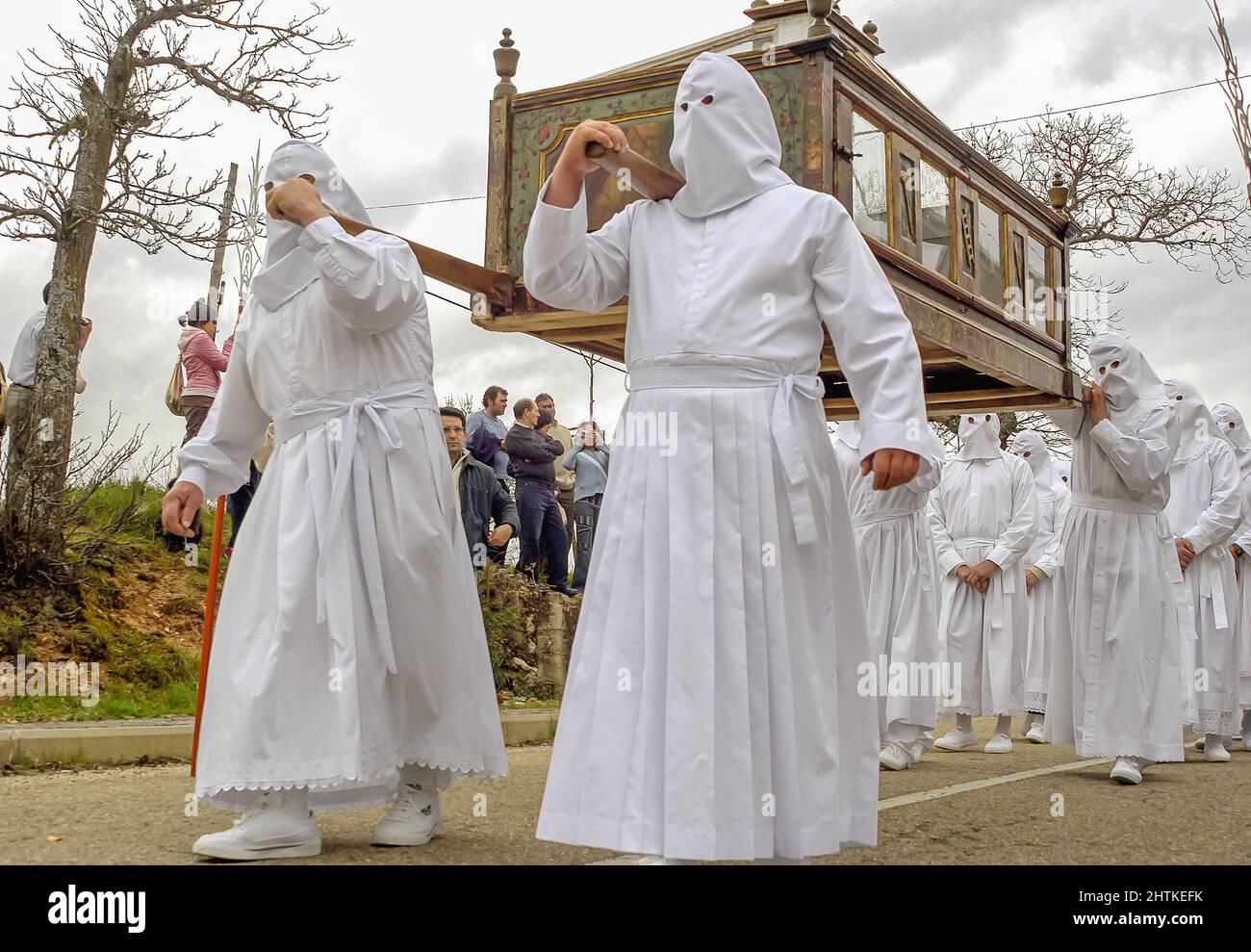 Karwoche in Zamora, Spanien. Prozession der Heiligen Beerdigung von Bercianos de Aliste Stockfoto