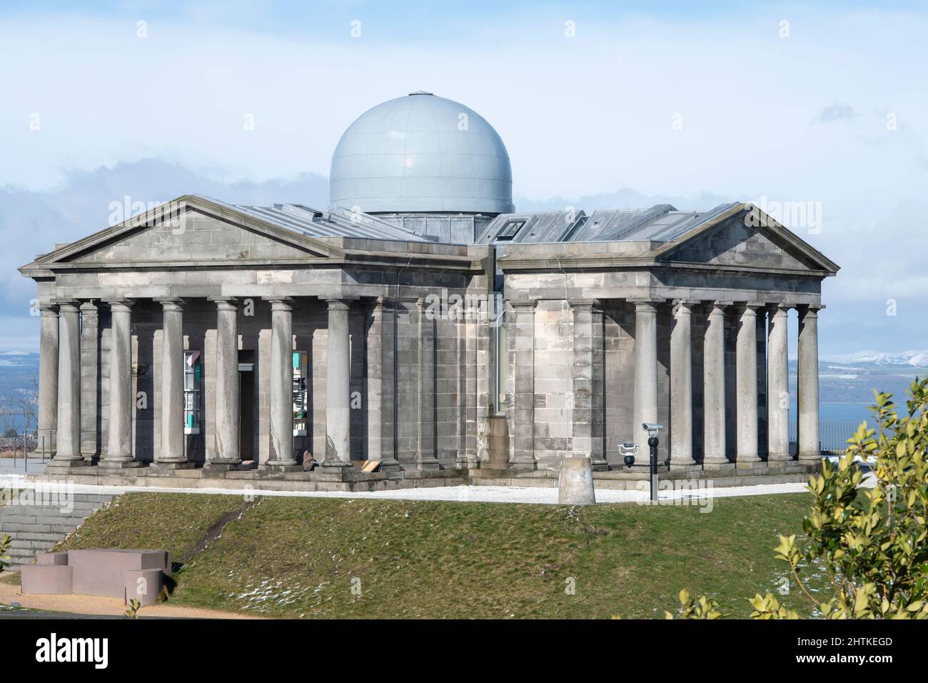 Das Stadtobservatorium auf Calton Hill, Edinburgh, Schottland, in dem sich der kollektive Ausstellungsraum befindet. Stockfoto