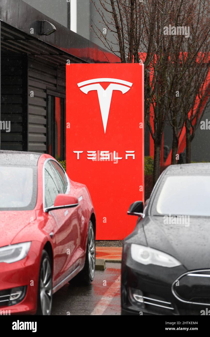 Seattle - 28. Februar 2022; an einem regnerischen Tag im Tesla Showroom und Service Center in Seattle anmelden Stockfoto
