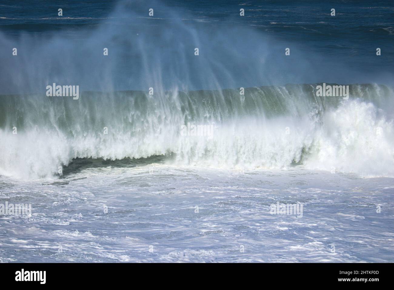 Große Wellen an einem stürmischen Tag Stockfoto