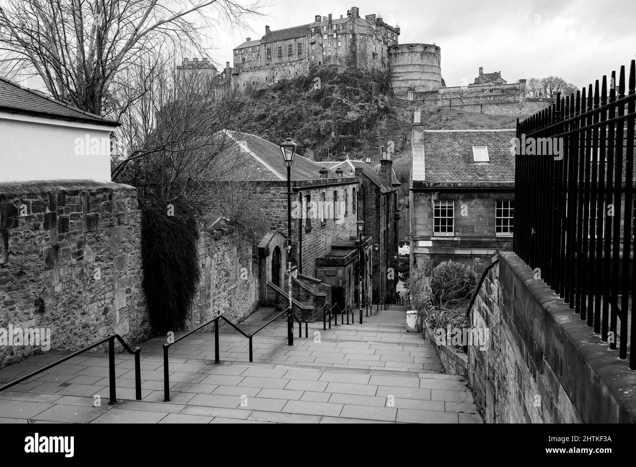 Die Vennel Steps mit Blick auf Edinburgh Castle, Grass Market, Edinburgh, Schottland Stockfoto