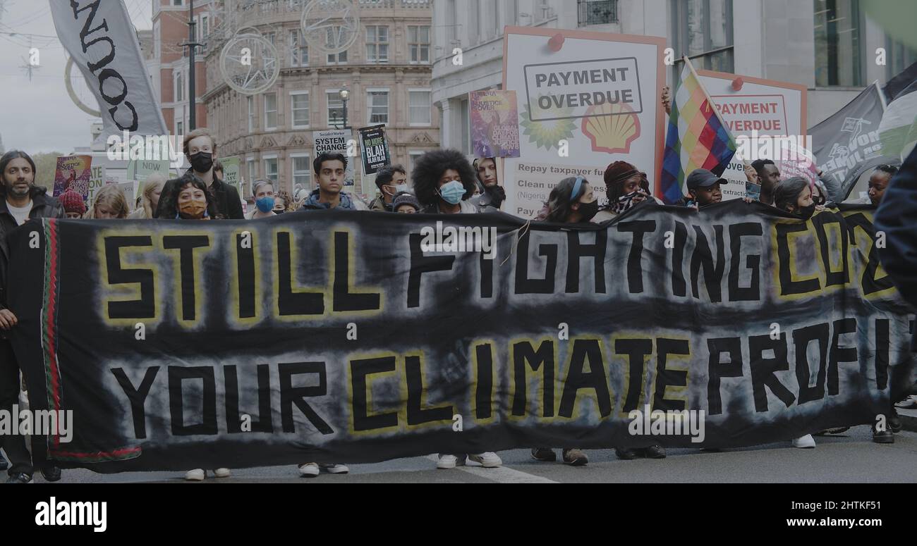 London, Großbritannien - 11 06 2021: Eine Schar von Klimademonstranten hielt COP26 ein Banner von der Bank of England auf dem Trafalgar Square. Stockfoto