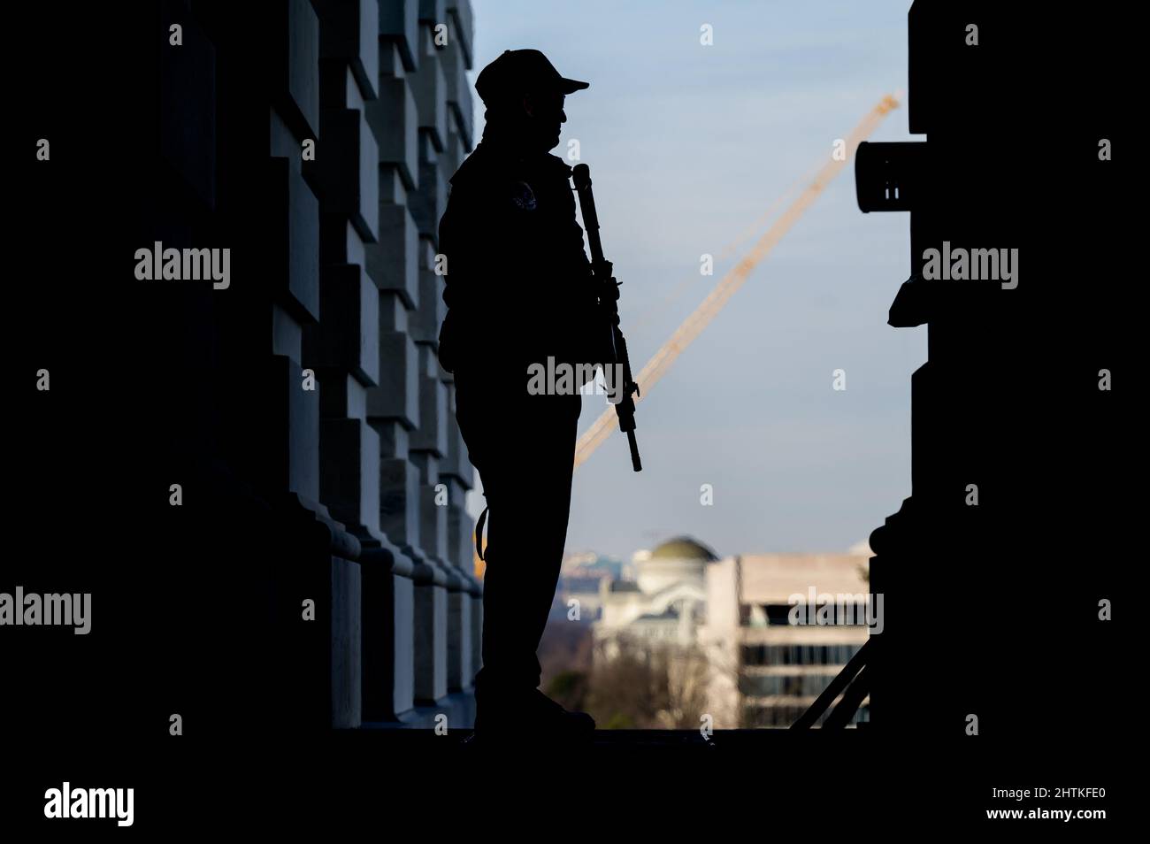 1. März 2022 - Washington, DC, Vereinigte Staaten: Offizier der US-amerikanischen Capitol Police (USCP) mit einem Sturmgewehr auf Wache am Capitol. (Foto von Michael Brochstein/Sipa USA) Stockfoto