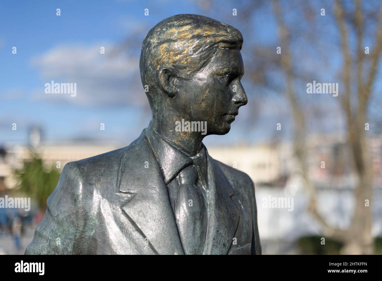 ISTANBUL, TÜRKEI - 5. JUNI 2021: Statue von Atatürk mit Kind symbolisiert die Revolution des neuen türkischen Alphabets. Porträt einer Studentenstatue. Stockfoto