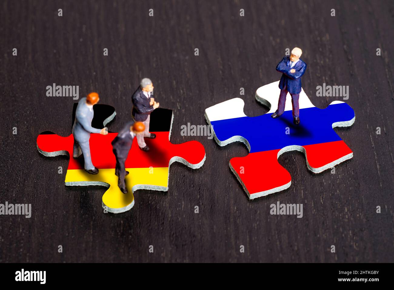 Puzzleteile mit den Flaggen von Deutschland und Russland Stockfoto