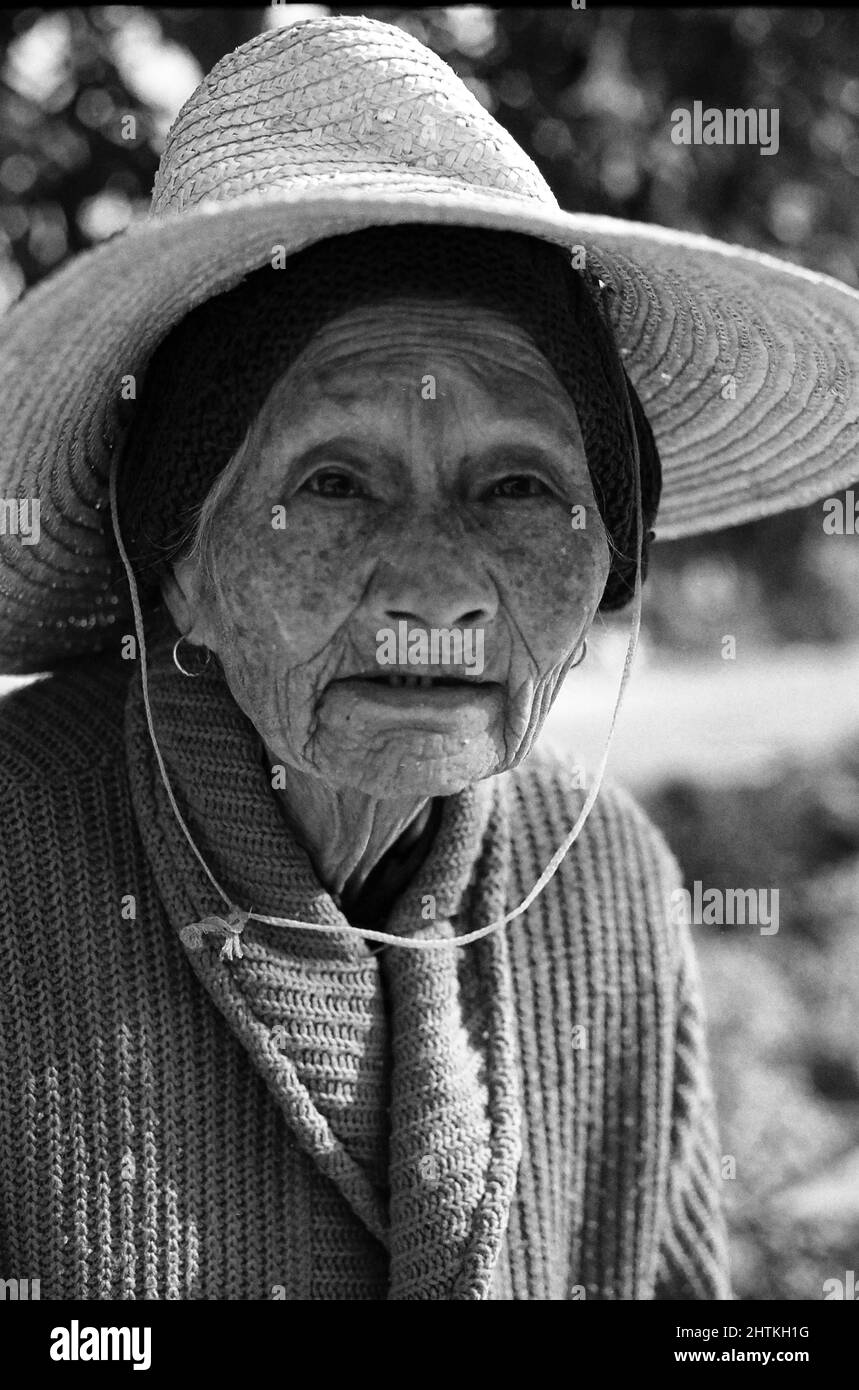 Alte Bäuerin, Cuiheng, Zhongshan, Guangdong, China. Schwarzweiß-Filmfoto Stockfoto