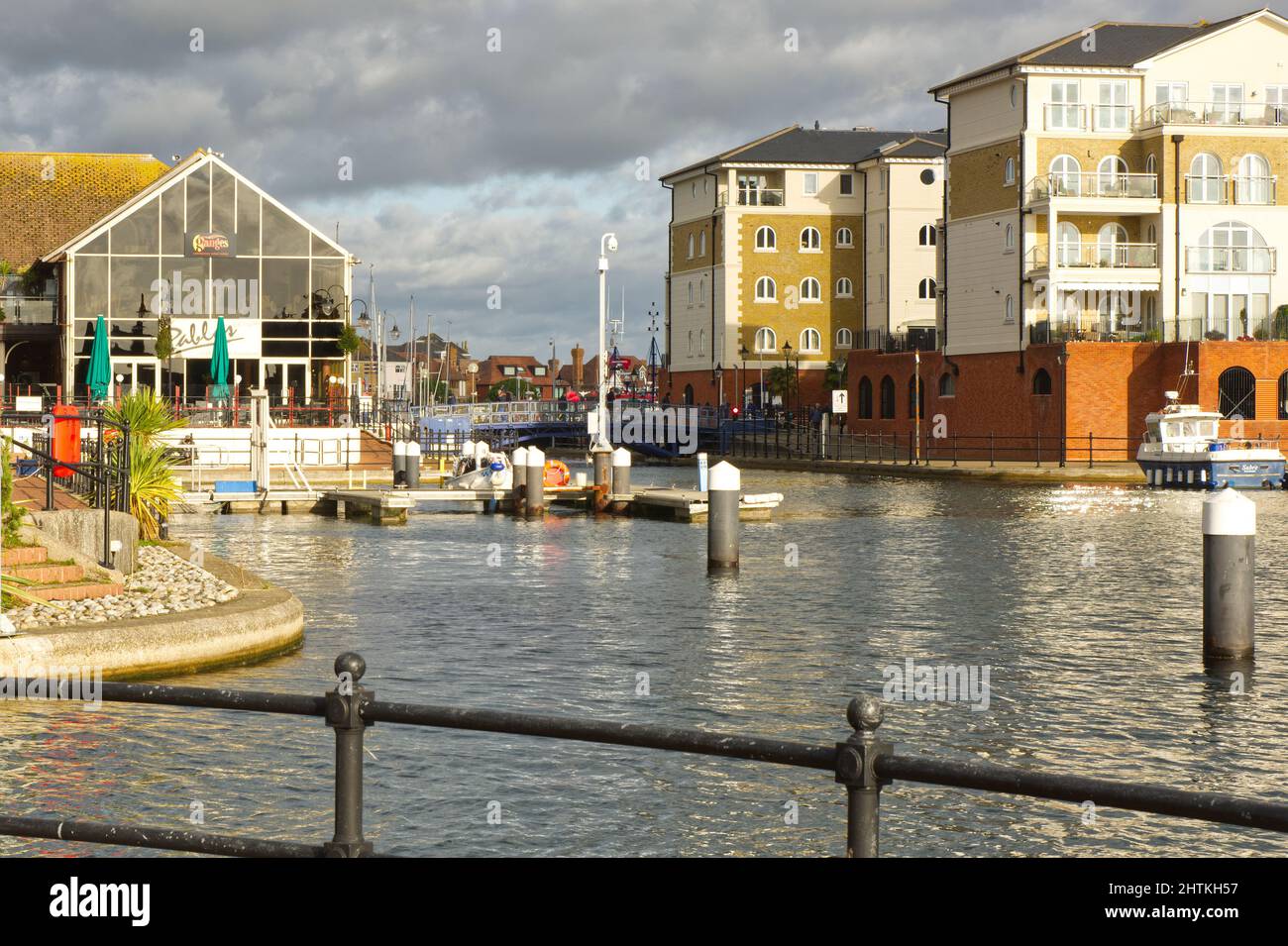 Marina, Geschäfte, Restaurants und Apartments im Sovereign Harbour, Eastbourne in East Sussex, England. Stockfoto