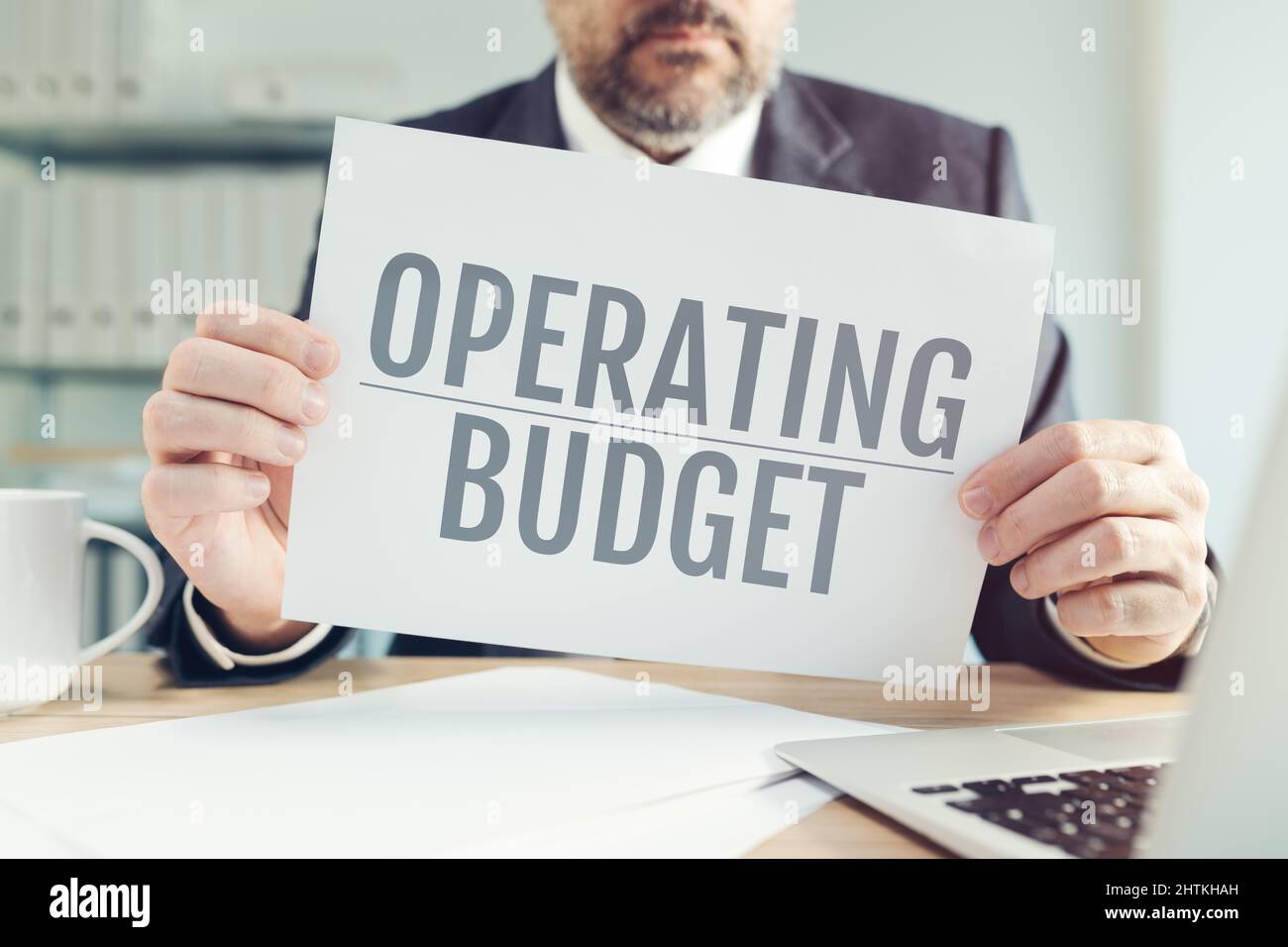 Betriebsbudget-Konzept, Business Manager mit Papier und Text, selektiver Fokus Stockfoto