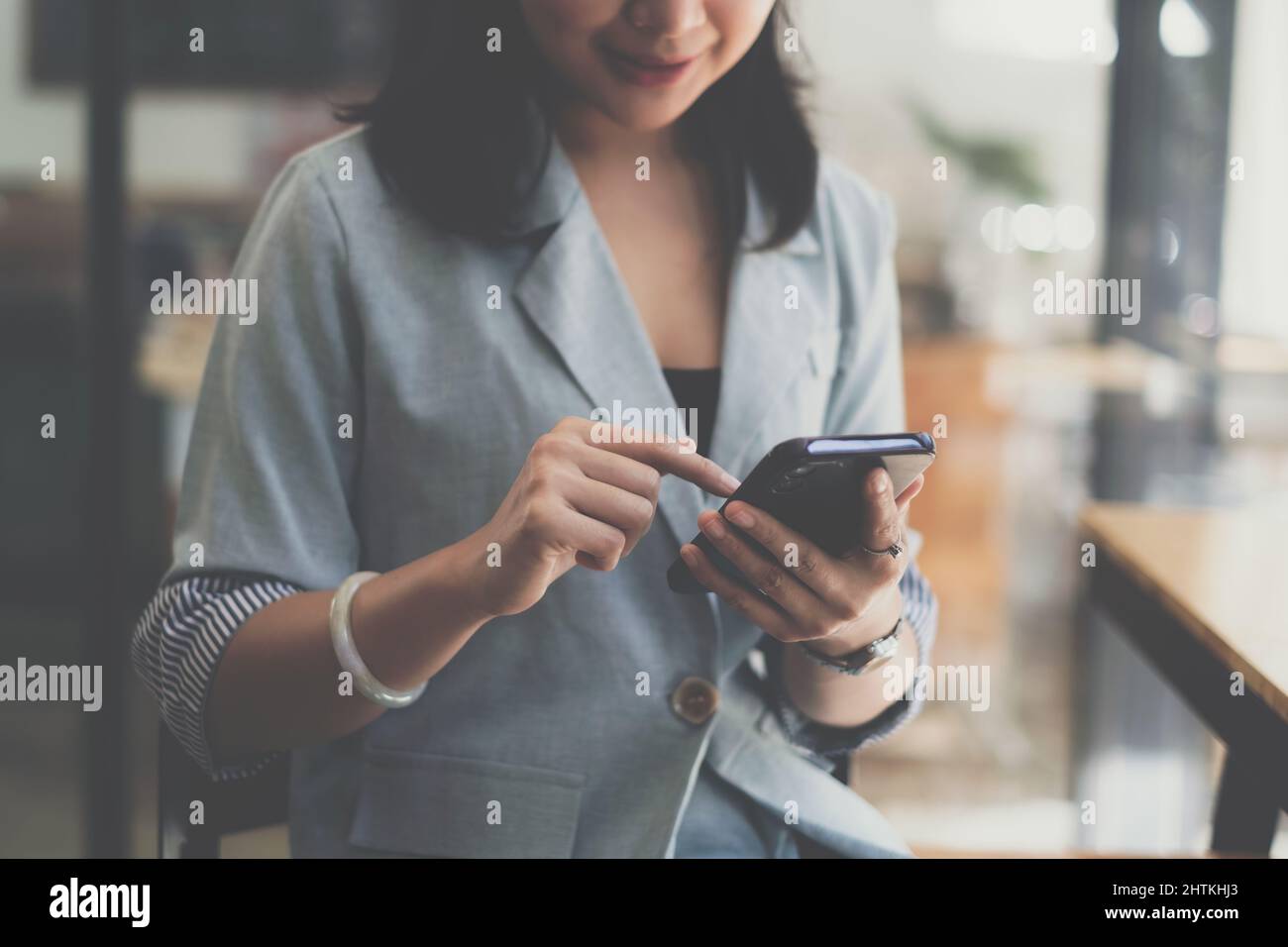 Eine Geschäftsfrau vervollständigt KYC mithilfe eines Online-Banking-Programms, um ein digitales Sparkonto zu eröffnen. Die Definition von Cyber-Sicherheit Stockfoto