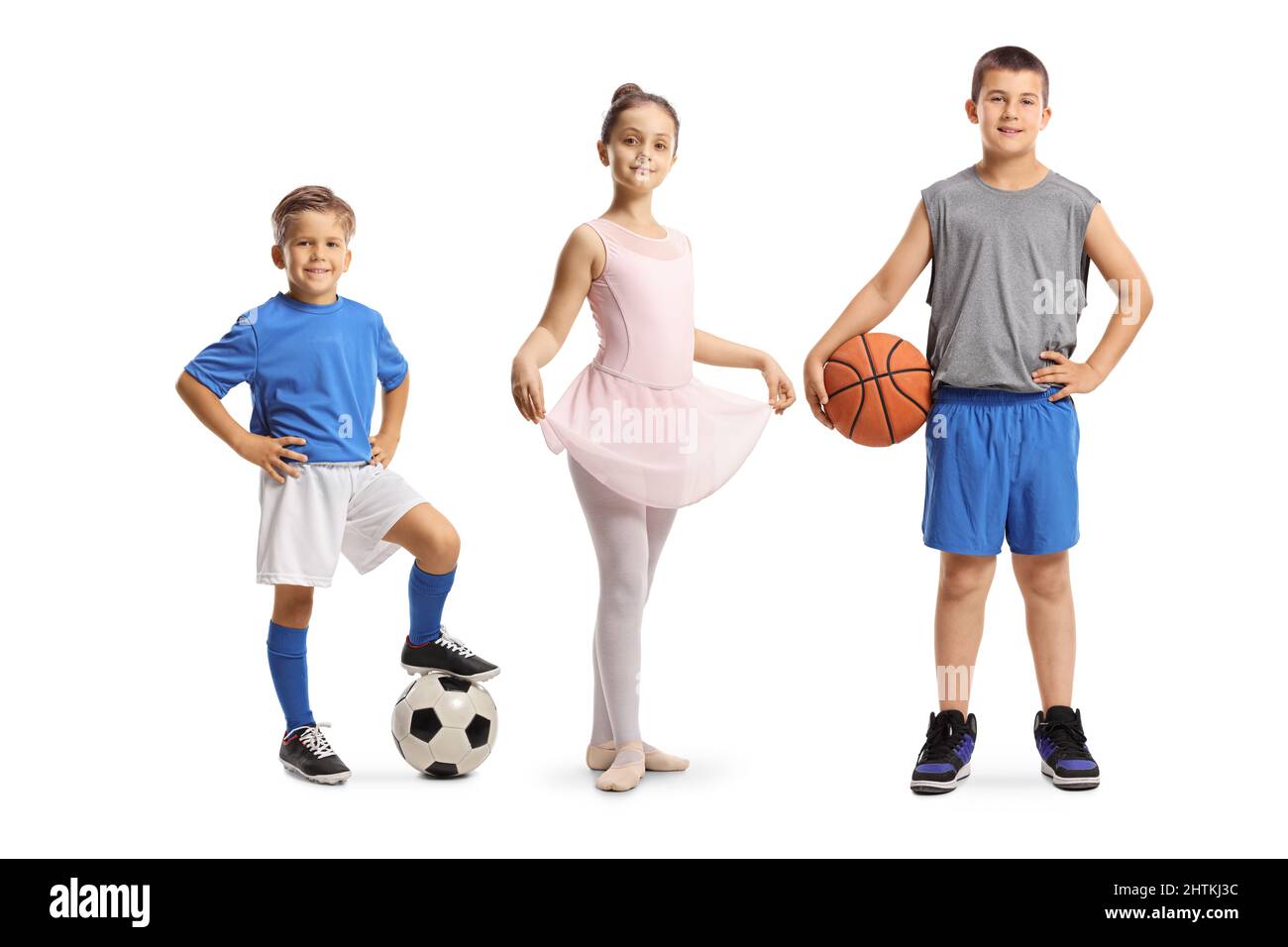 Mädchen Ballerina, ein Fußballjunge und ein Junge mit einem Basketball isoliert auf weißem Hintergrund Stockfoto