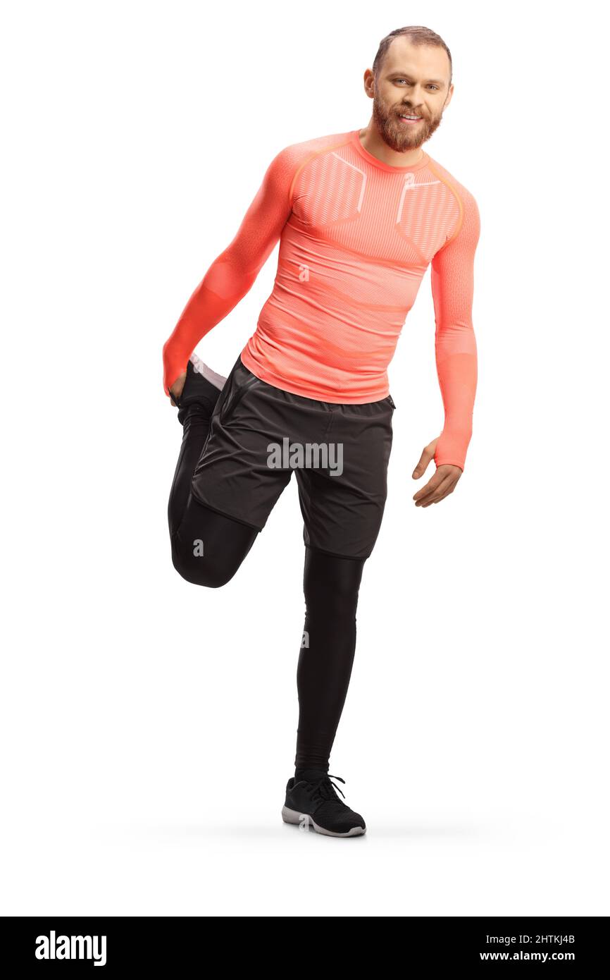 Junger Mann in Sportkleidung, der sein Bein vor einem auf weißem Hintergrund isolierten Joggen streckt Stockfoto