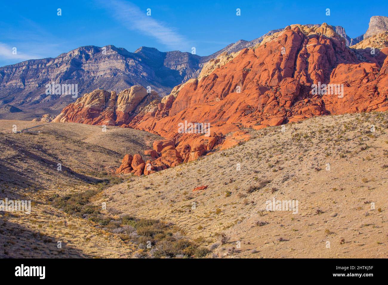Aufragende Gipfel aus rotem Sandstein im Red Rock Canyon National Conservation Area in Las Vegas, Nevada Stockfoto
