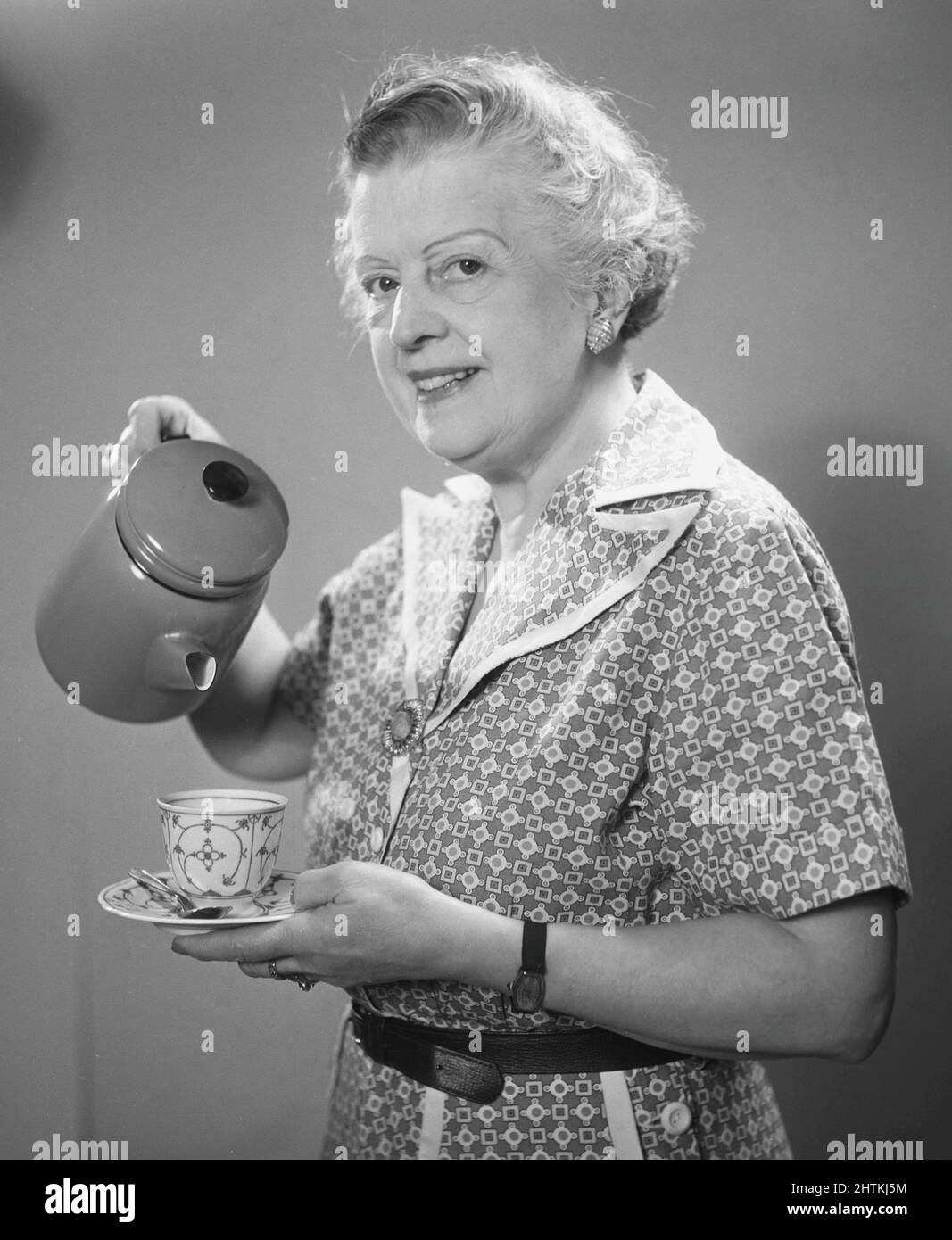 Kaffee in der 1960s. Eine Frau gießt Kaffee in eine Kaffeetasse. Schweden 1955Kristoffersson Ref BT51-7 Stockfoto