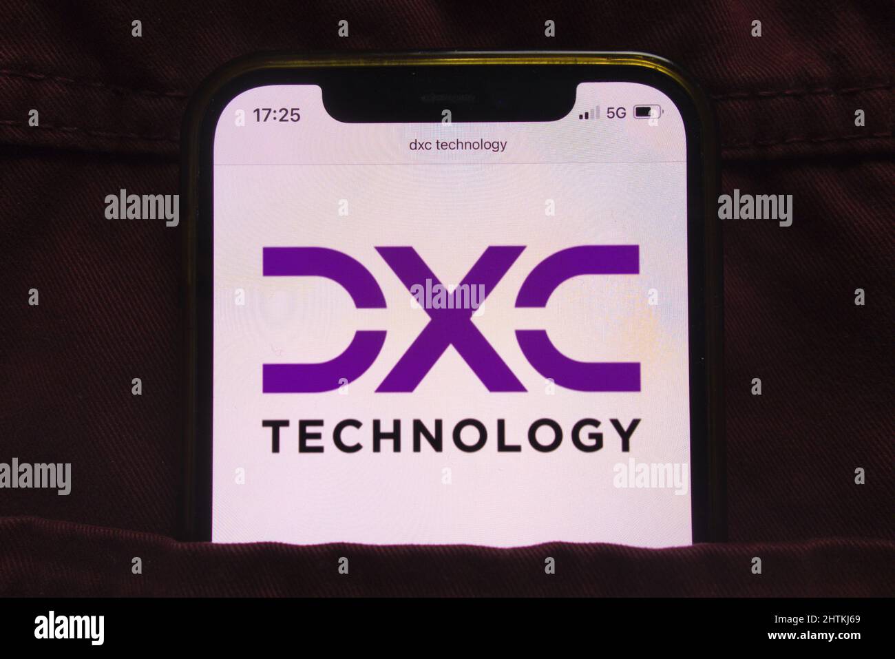 KONSKIE, POLEN - 27. Februar 2022: Logo der DXC Technology Company auf dem Mobiltelefon, versteckt in der Jeans-Tasche Stockfoto