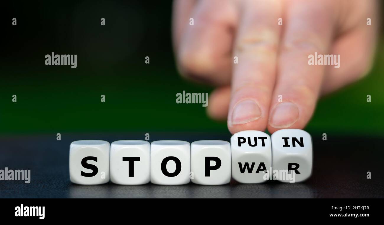 Symbol, um den Krieg in der Ukraine zu stoppen. Würfel bilden den Ausdruck „Putin toben“ und „Krieg toben“. Stockfoto