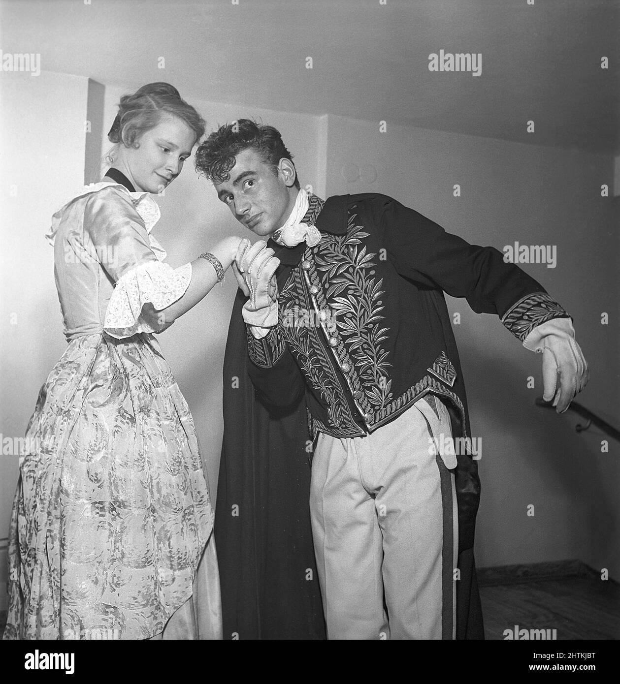 Historische Romantik. Ein junges Paar in historischer Kleidung. Die junge Frau reicht dem jungen Mann die Hand zum Küssen. Schweden 1951 Kristoffersson Ref BE89-10 Stockfoto