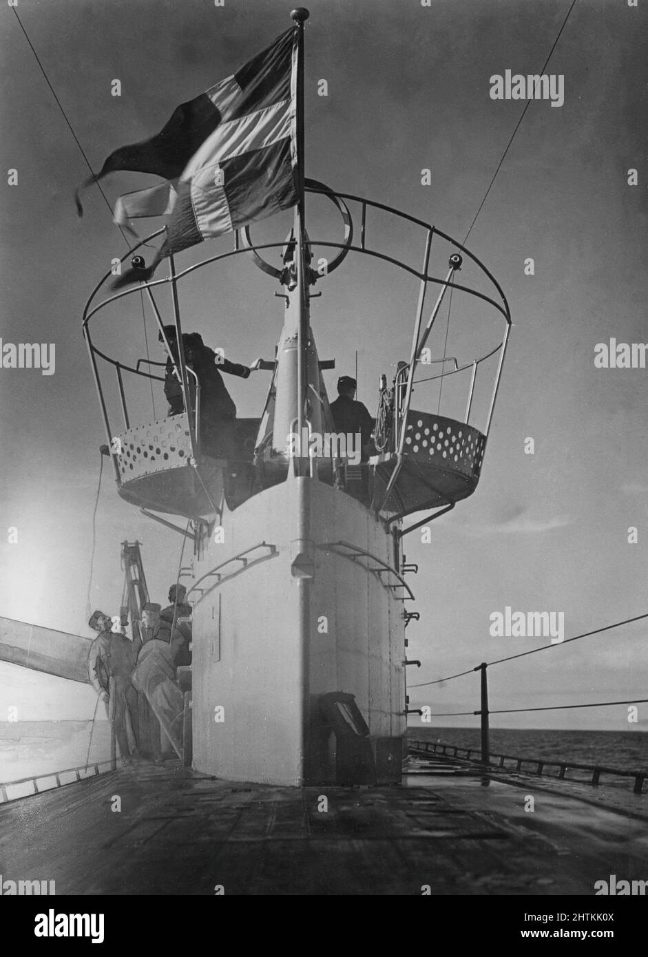 U-Boot in der 1940s. Ein schwedisches U-Boot ist aufgetaucht und die schwedische Flagge ist vom Turm aus sichtbar. Stockfoto