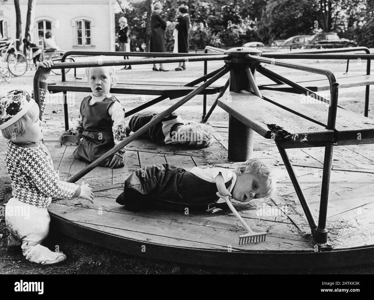 Thalidomid-Skandal. Ende 1950s und Anfang 1960s führte die Verwendung von Thalidomid in 46 Ländern durch Frauen, die schwanger waren oder später schwanger wurden, zu der „größten von Menschen verursachten medizinischen Katastrophe aller Zeiten“, die zu mehr als 10.000 Kindern führte, die mit einer Reihe von schweren Missbildungen, wie z. B. Phokomelien, geboren wurden. Sowie Tausende von Fehlgeburten. Thalidomid wurde 1956 eingeführt und vom deutschen Pharmaunternehmen Chemie Grünenthal unter dem Handelsnamen Contergan als Medikament gegen Angst, Schlafstörungen, „Spannungen“ und Morgendelikes aggressiv vermarktet. Es war Intro Stockfoto