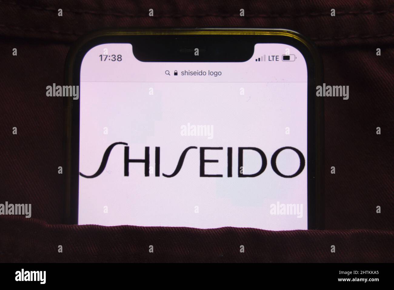 KONSKIE, POLEN - 27. Februar 2022: Das Shiseido Company Limited-Logo wird auf dem Mobiltelefon in der Jeanstasche versteckt angezeigt Stockfoto
